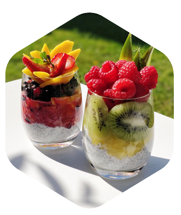 Fruchtige Schichtspeise im Glas
